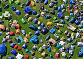 Viele Zelte auf einer Wiese
