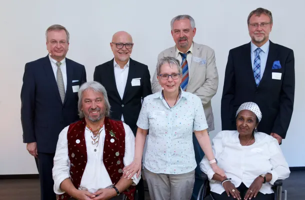 Mitarbeitende der Stiftung Lebensspur mit den Preisträgerinnen und Preisträgern der Lebensspur Auszeichnung 2019